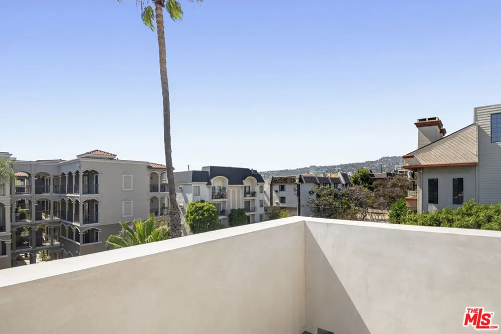 426 Arnaz Drive Los Angeles, CA 90048