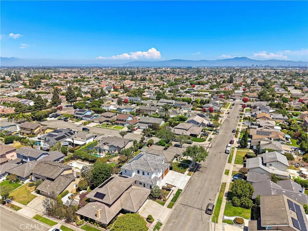 8719 Hummingbird Fountain Valley, CA 92708