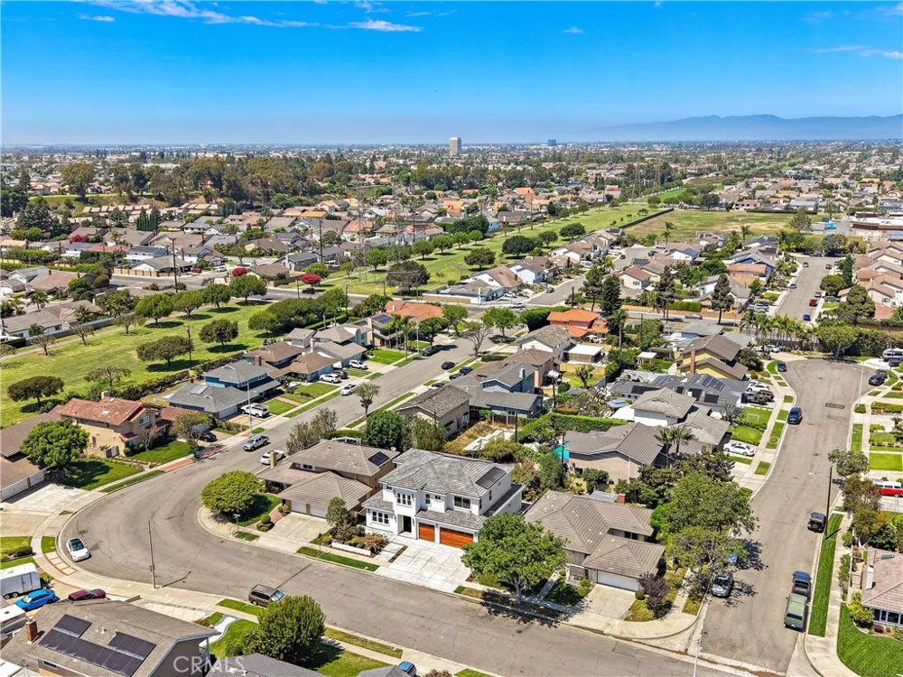 8719 Hummingbird Fountain Valley, CA 92708