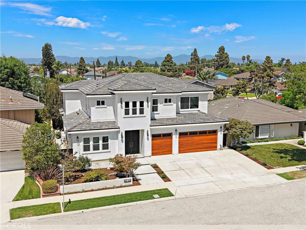 8719 Hummingbird Fountain Valley, CA 92708