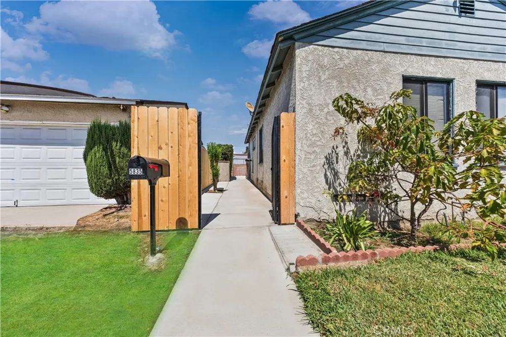 5833 Glady South Gate, CA 90280