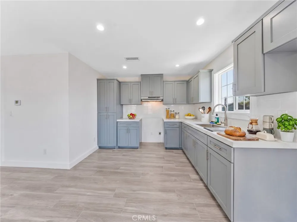 5833 Glady South Gate, CA 90280