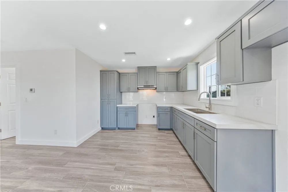 5833 Glady South Gate, CA 90280