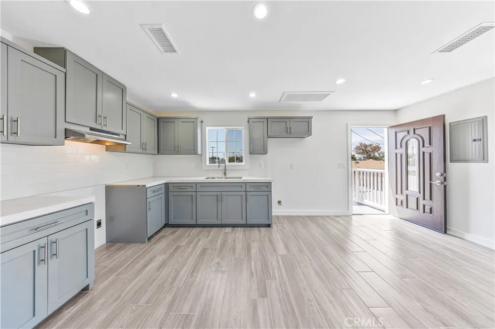 5833 Glady South Gate, CA 90280