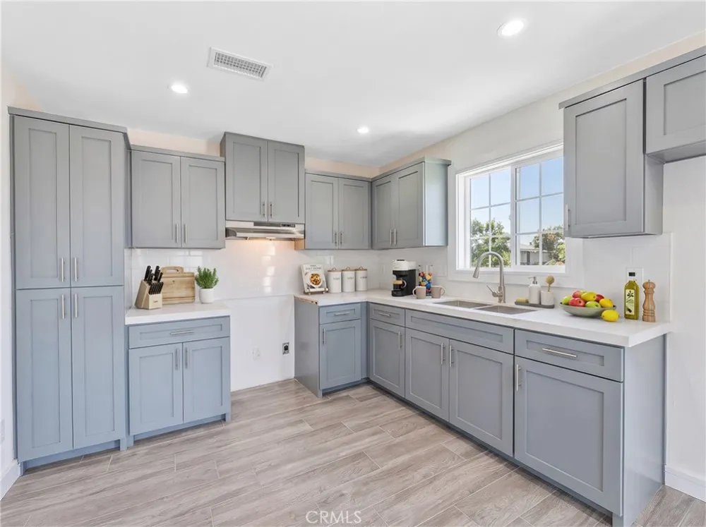 5833 Glady South Gate, CA 90280