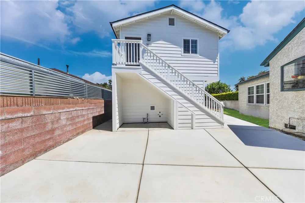 5833 Glady South Gate, CA 90280