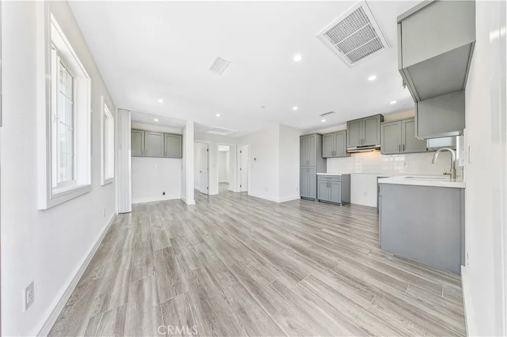 5833 Glady South Gate, CA 90280