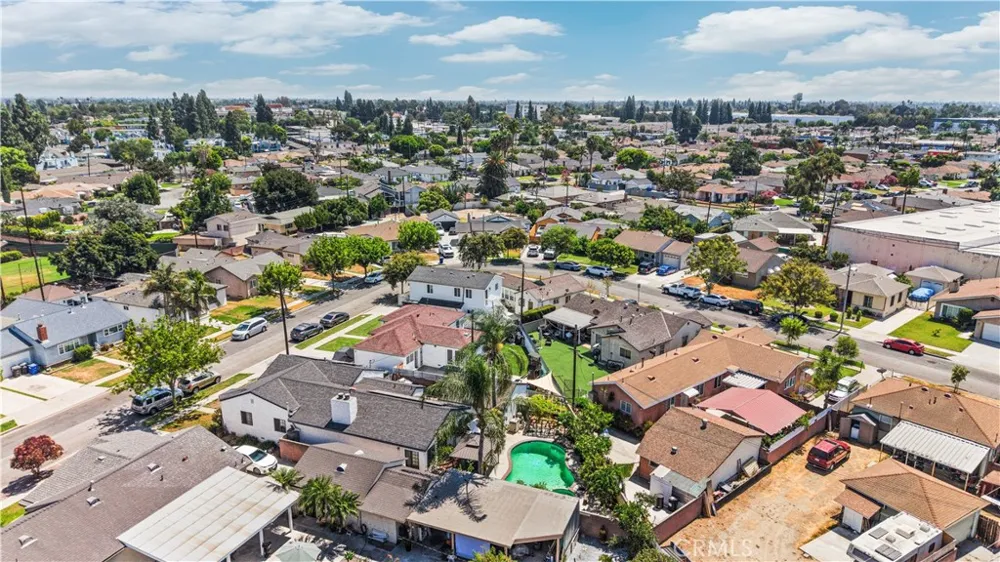 5833 Glady South Gate, CA 90280