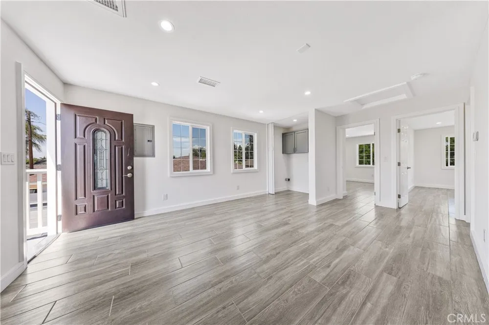 5833 Glady South Gate, CA 90280