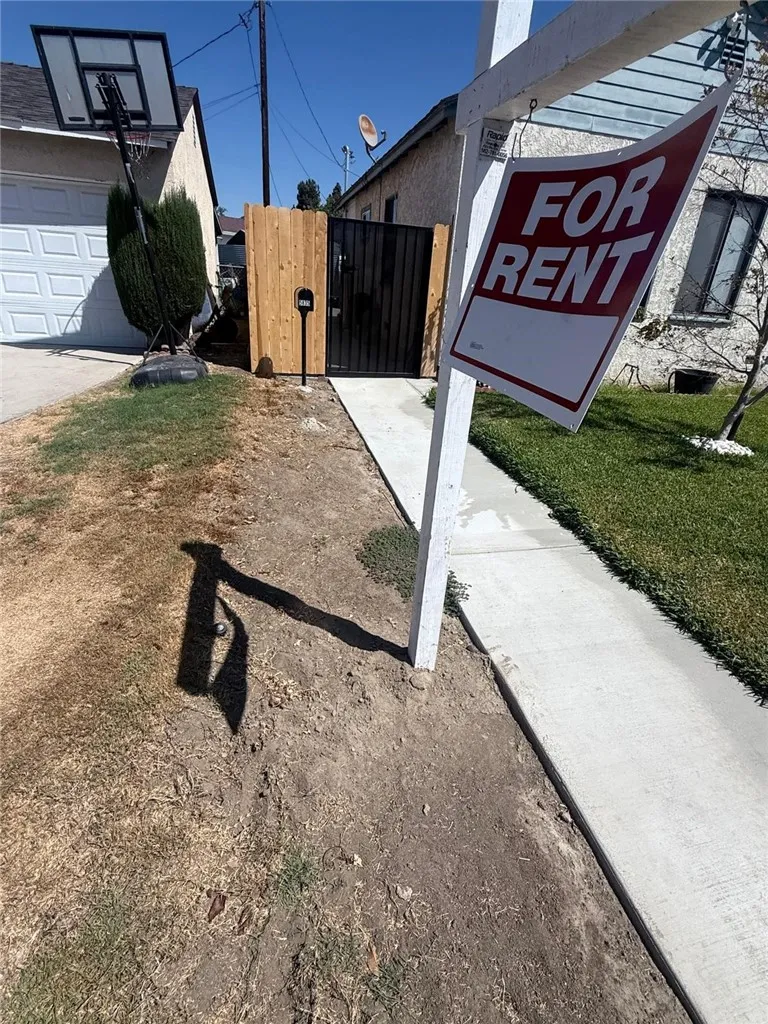 5833 Glady South Gate, CA 90280
