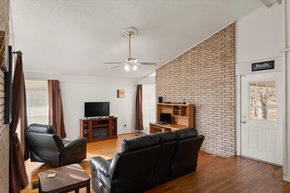 106 Lively Avenue Mt Pleasant, TX 75455