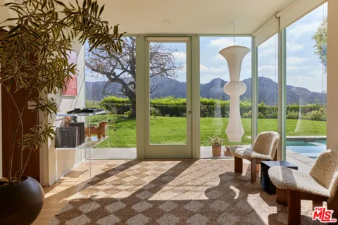 3132 Hollyridge Drive