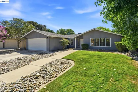 2870 Smoke Tree Cir