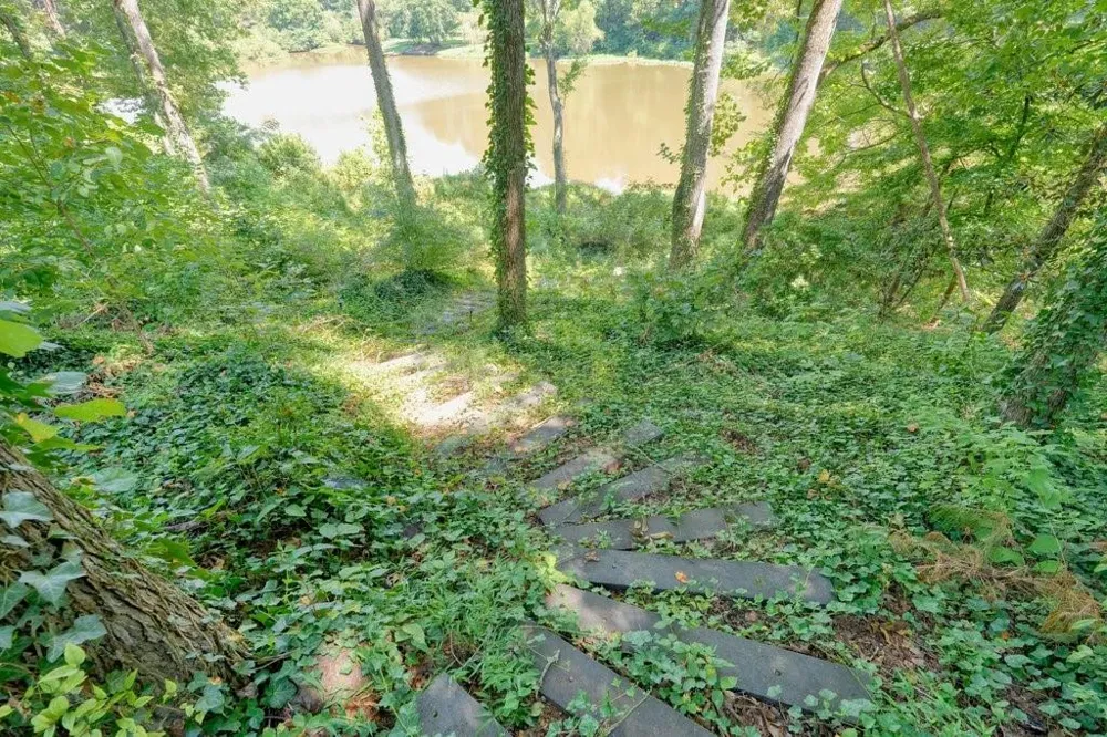 21 Rocky Circle NE White, GA 30184