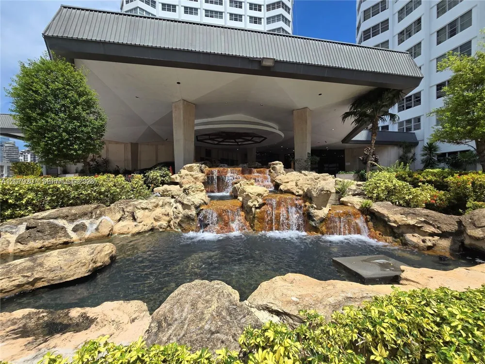 999 Brickell Bay Dr #1105 Miami, FL 33131