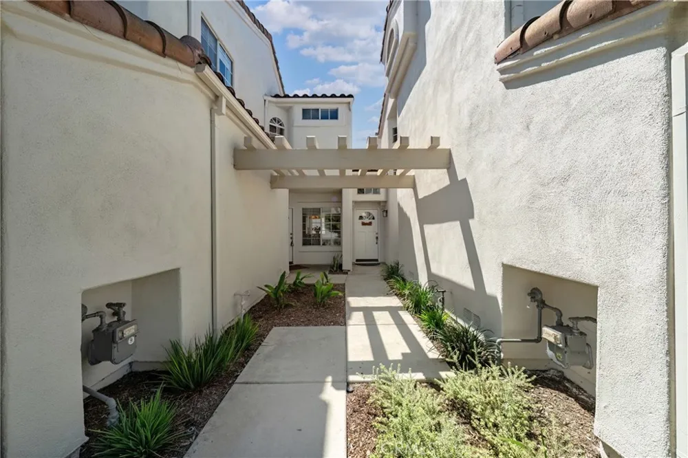 130 Almador Irvine, CA 92614