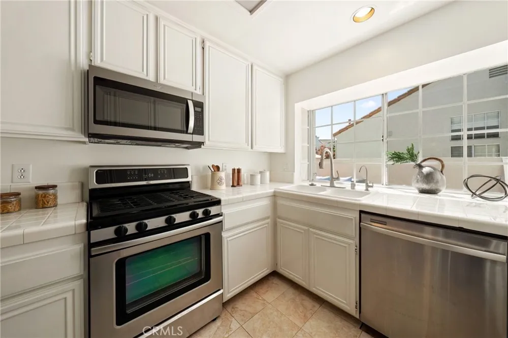130 Almador Irvine, CA 92614