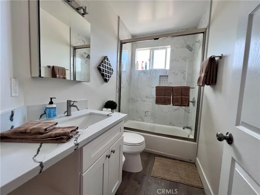 13927 Chadron Ave #G Hawthorne, CA 90250
