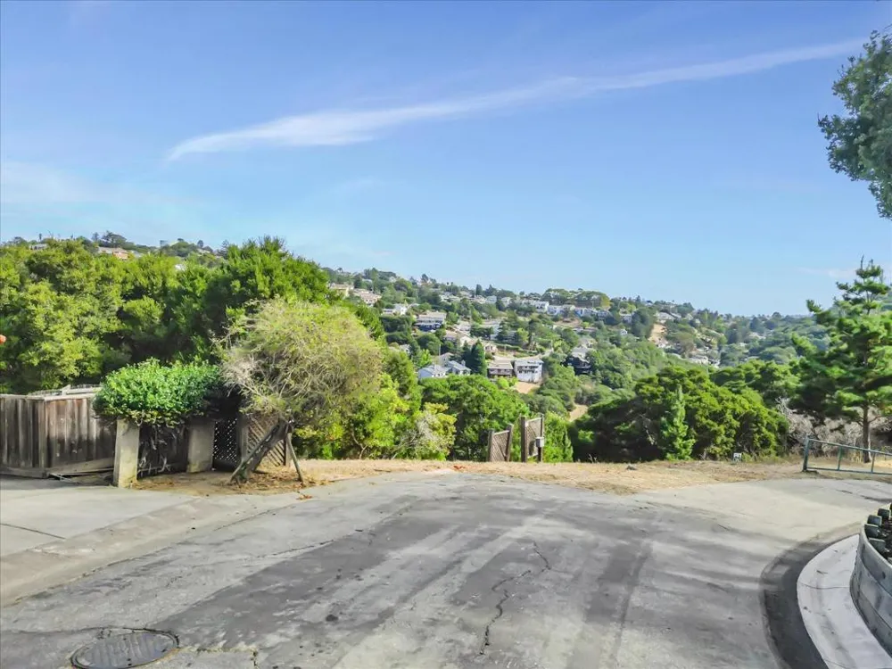 3325 Lower Lock Belmont, CA 94002