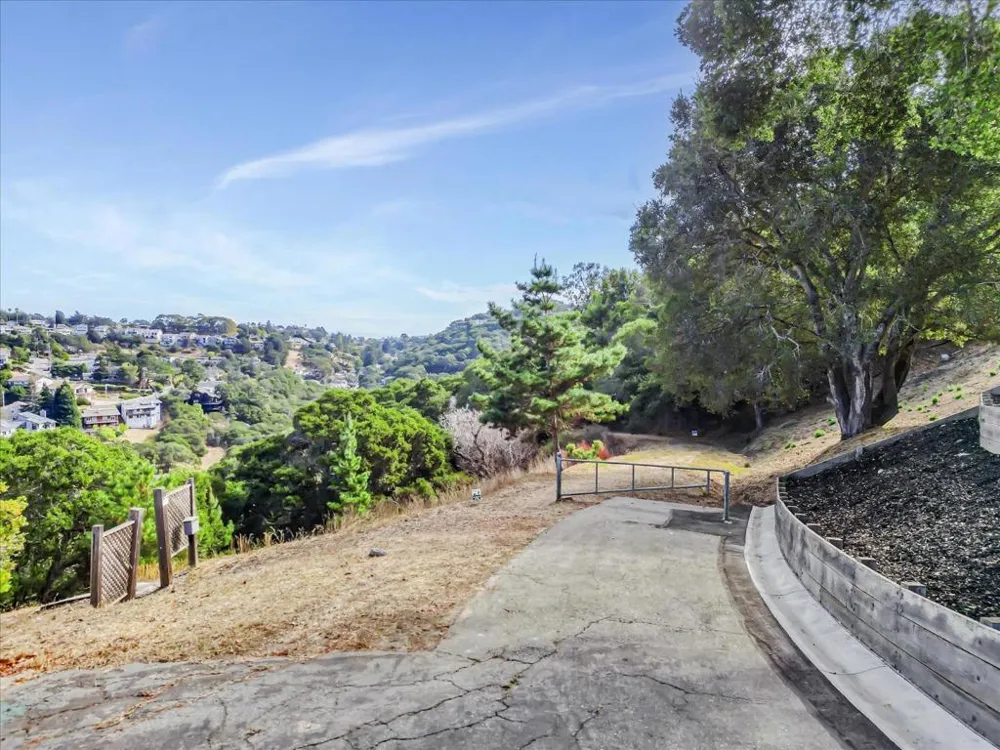 3325 Lower Lock Belmont, CA 94002