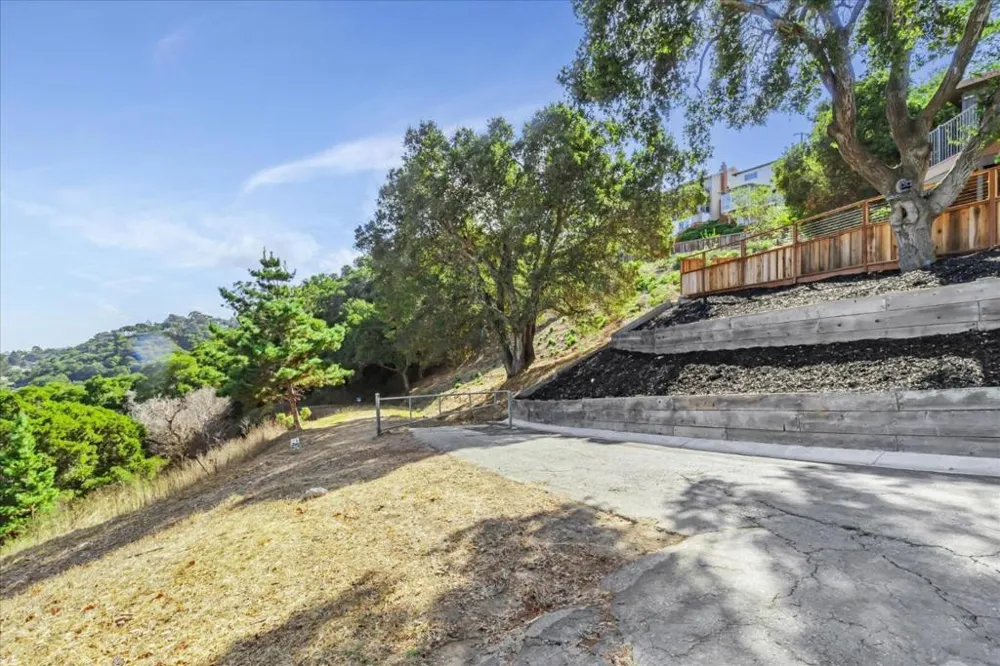 3325 Lower Lock Belmont, CA 94002