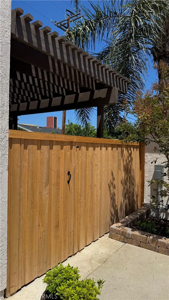 5713 E Wardlow Long Beach, CA 90808