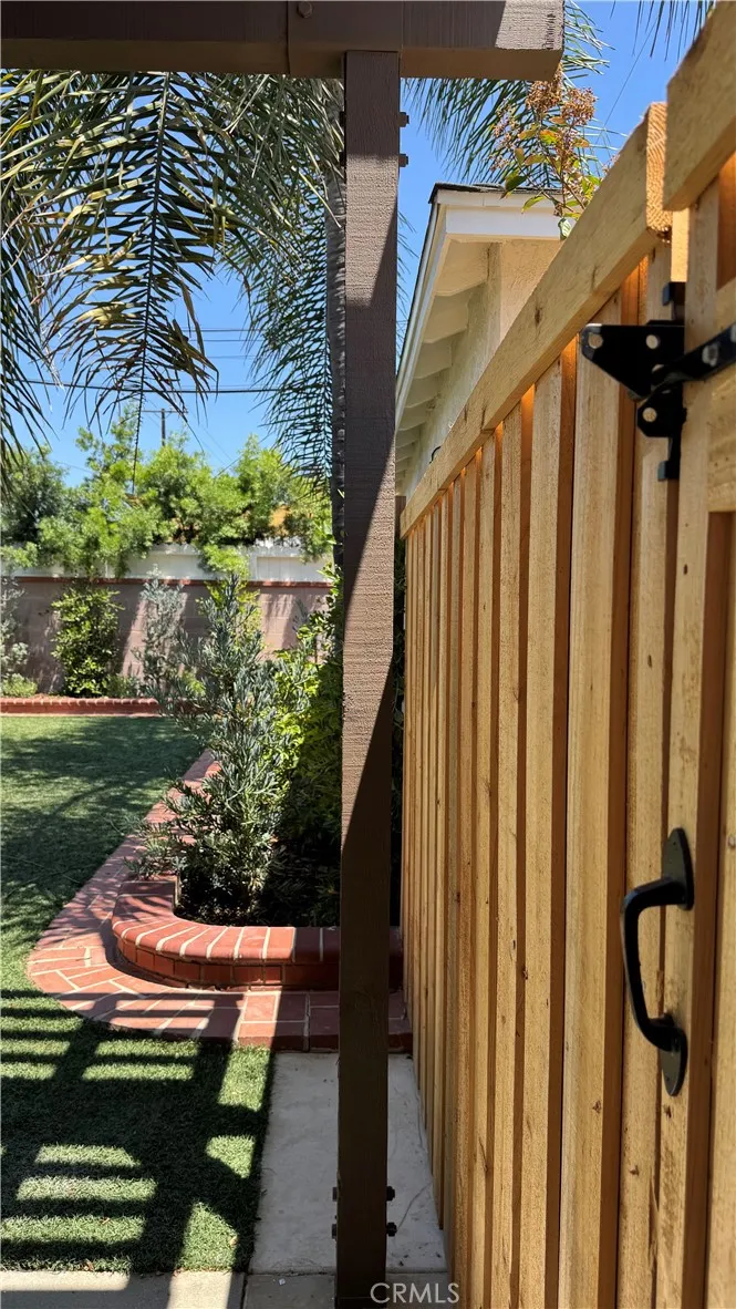 5713 E Wardlow Long Beach, CA 90808