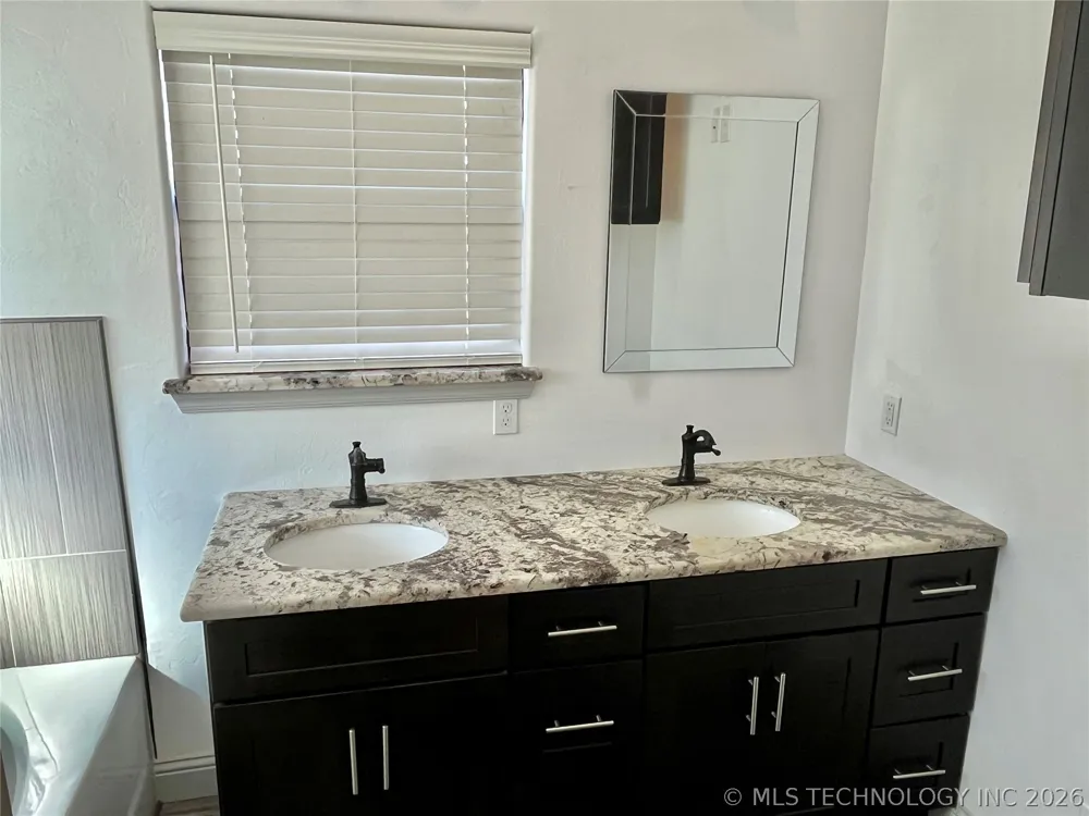 209 9 AVENUE Madill, OK 73446