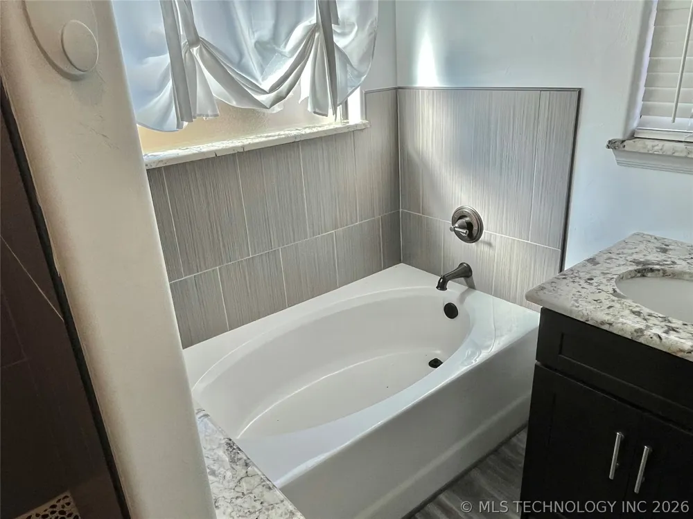 209 9 AVENUE Madill, OK 73446