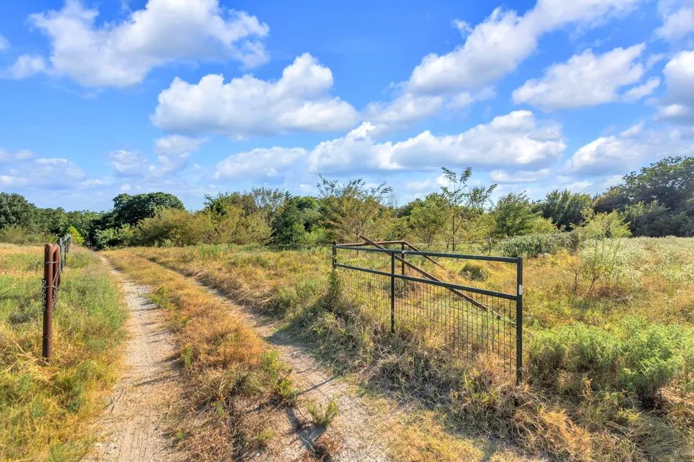 2190 County Road 1215 Savoy, TX 75479