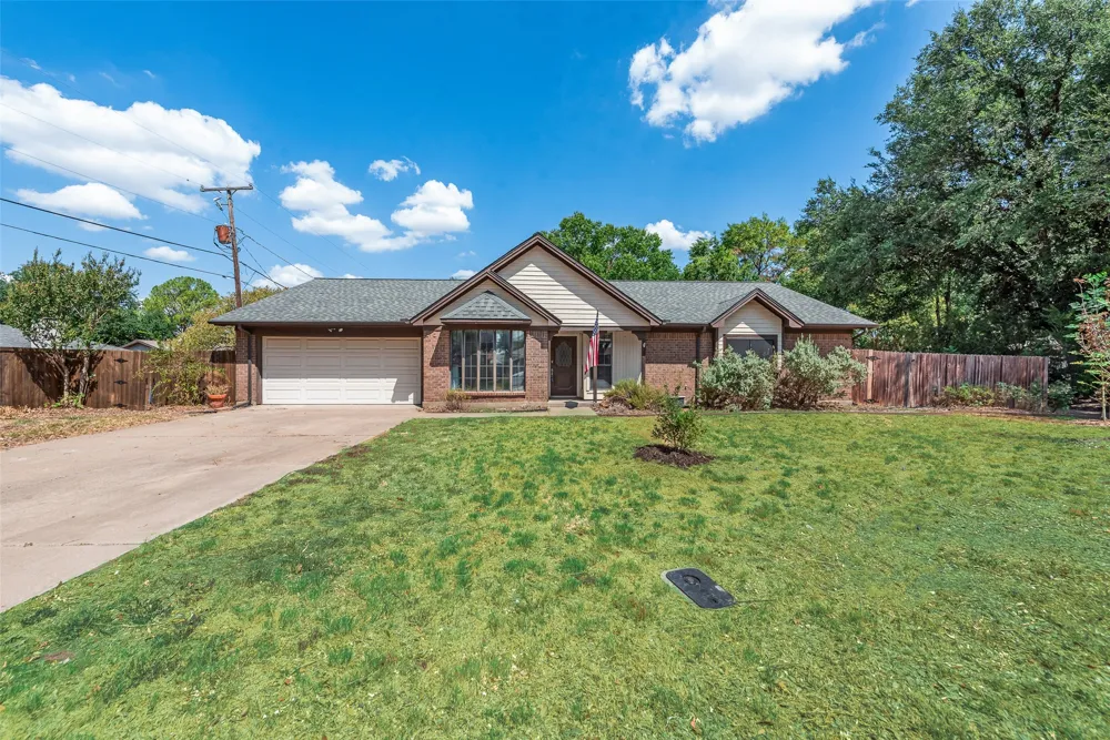2809 Sarah Drive Pantego, TX 76013