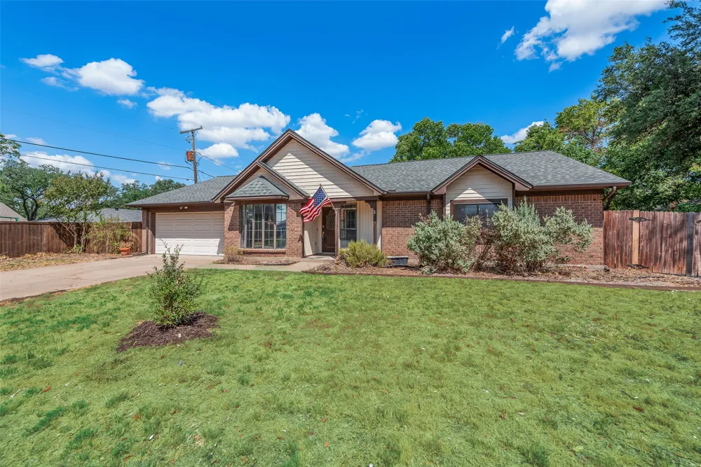 2809 Sarah Drive Pantego, TX 76013