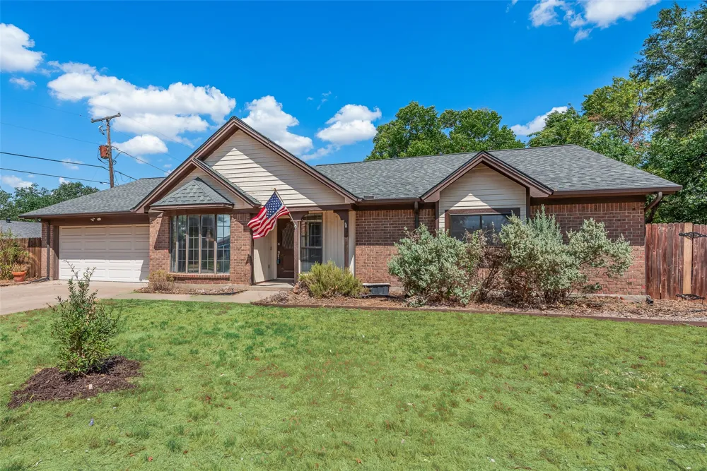 2809 Sarah Drive Pantego, TX 76013