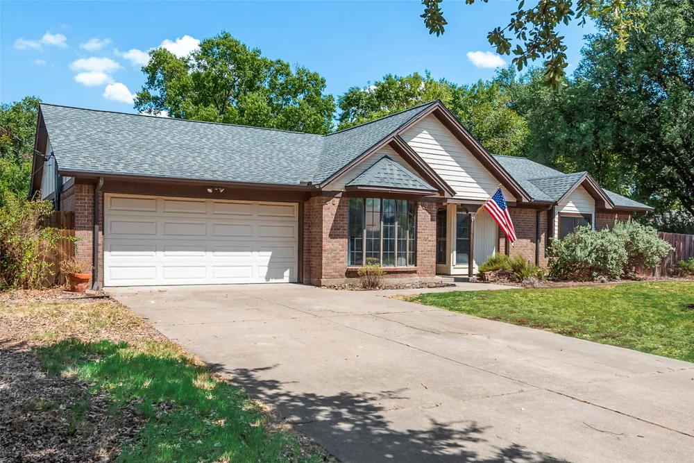 2809 Sarah Drive Pantego, TX 76013