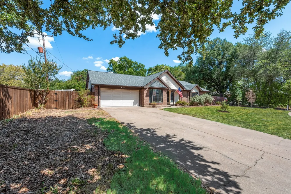 2809 Sarah Drive Pantego, TX 76013