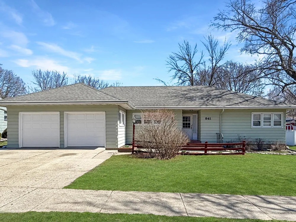 841 Redwood Drive Fairmont, MN 56031
