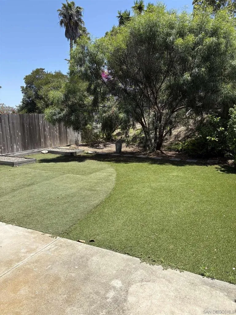 2411 Torrejon Carlsbad, CA 92009