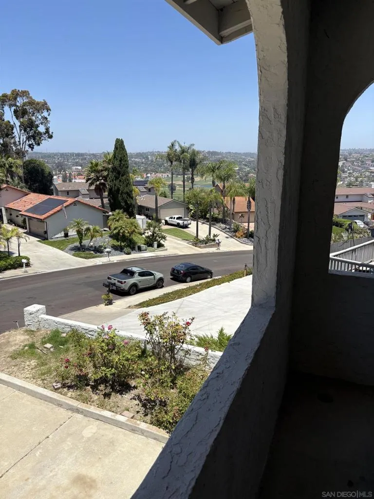 2411 Torrejon Carlsbad, CA 92009
