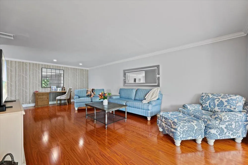 206 Lake Susan Lane West Palm Beach, FL 33411