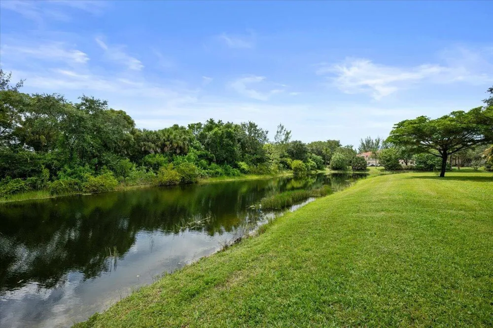 206 Lake Susan Lane West Palm Beach, FL 33411