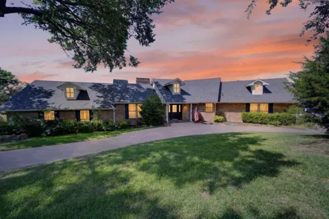 12 Meadowlake Drive