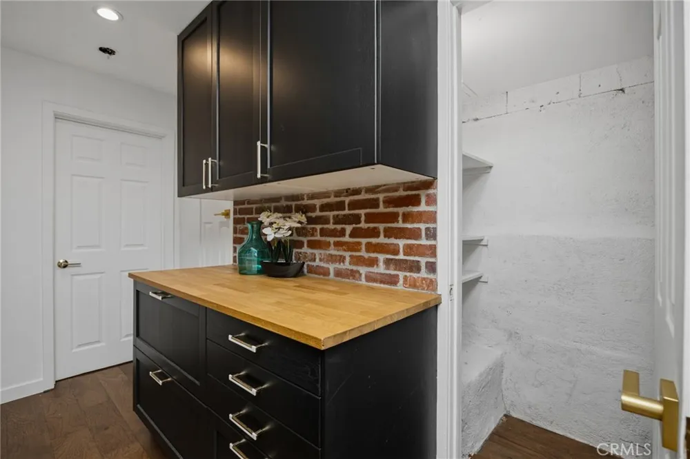 1930 Weepah Way Los Angeles, CA 90046