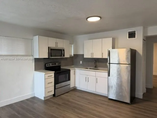 805 NE 134th St #B North Miami, FL 33161