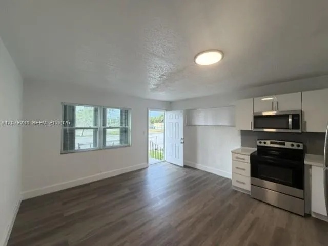 805 NE 134th St #B North Miami, FL 33161