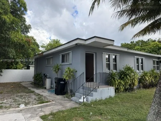 805 NE 134th St #B North Miami, FL 33161