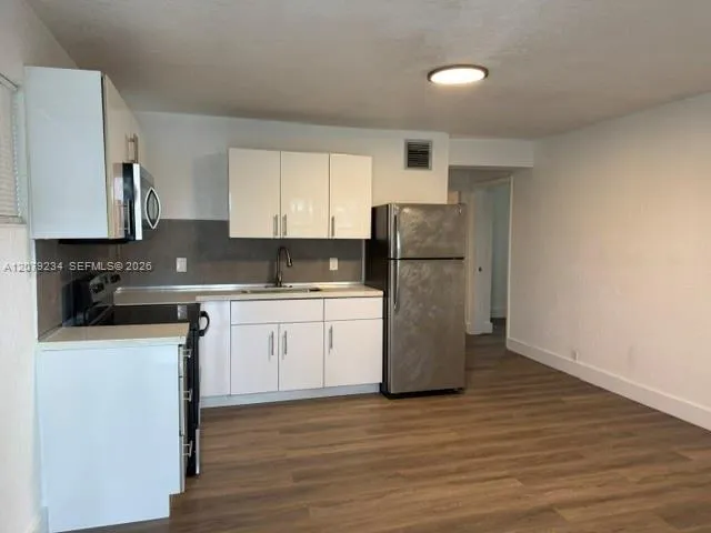 805 NE 134th St #B North Miami, FL 33161
