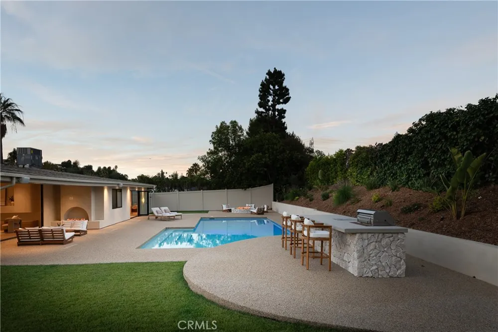 18840 La Amistad Tarzana, CA 91356