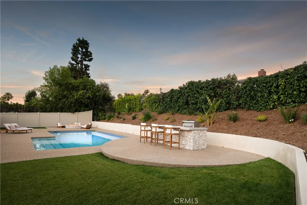 18840 La Amistad Tarzana, CA 91356