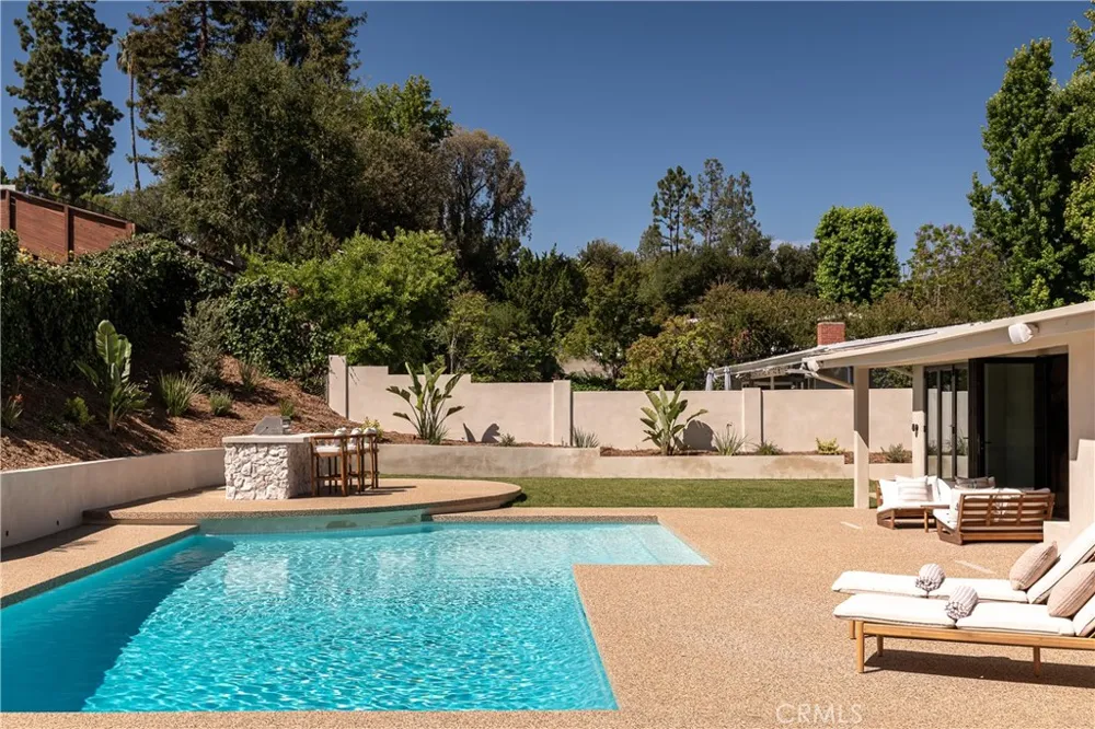 18840 La Amistad Tarzana, CA 91356