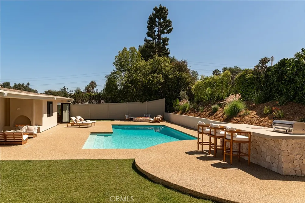 18840 La Amistad Tarzana, CA 91356